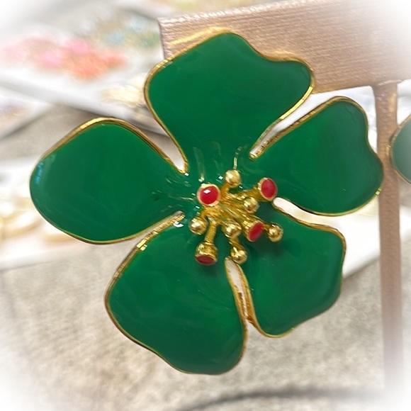 đź’•Beautiful Green Enamel Hibiscus Fashion Earrings Gold Toneđź’• - Picture 6 of 8